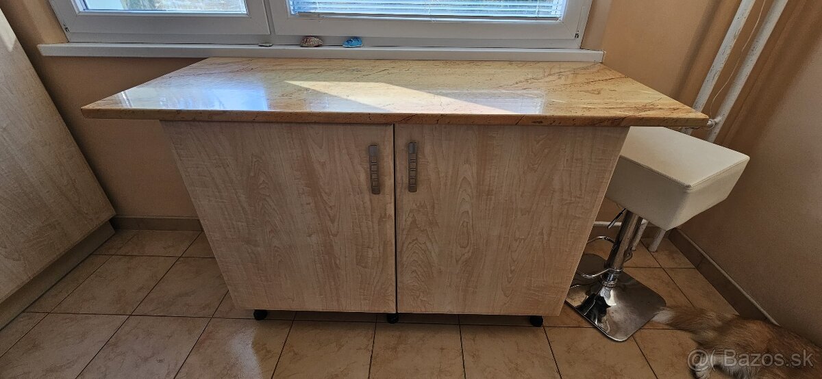 Kuchynský ostrov /pult
