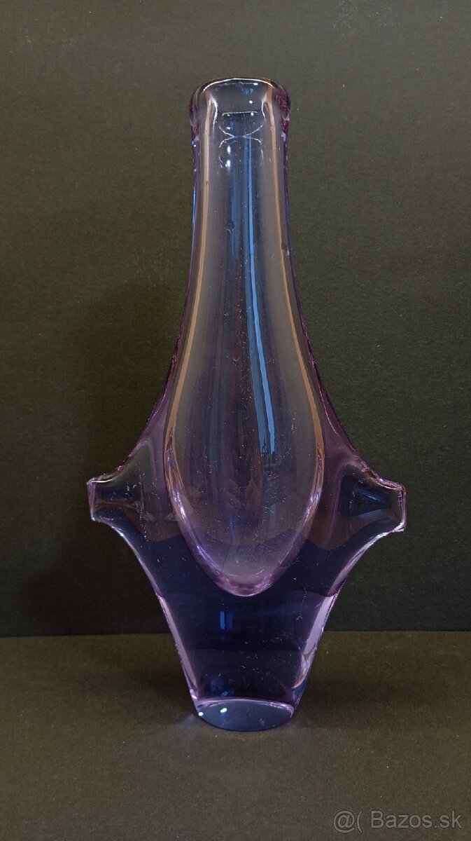 váza z hutného skla