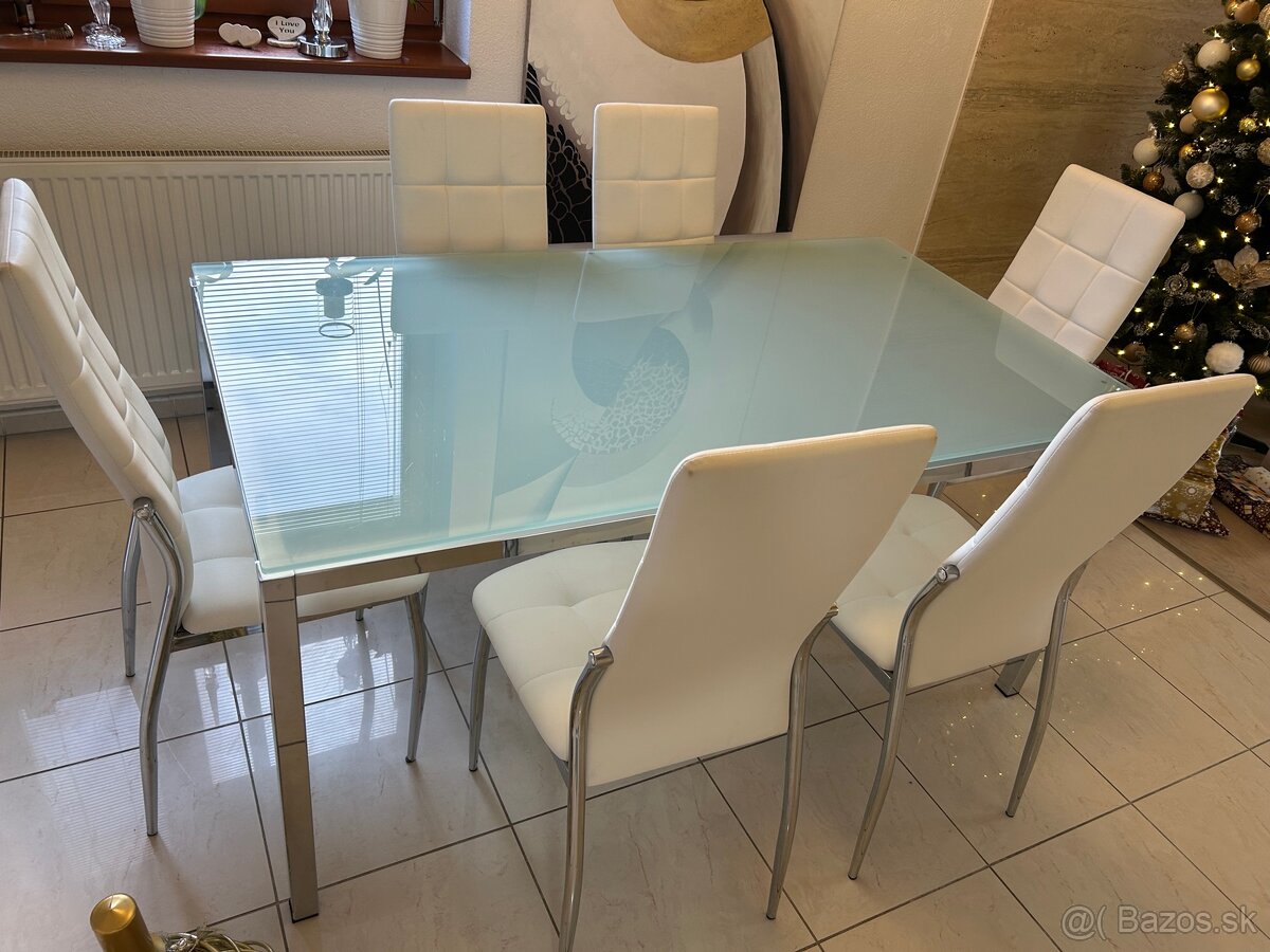 Predam skoroNovy jedalensky stol so 6 stolickami calunnenymi