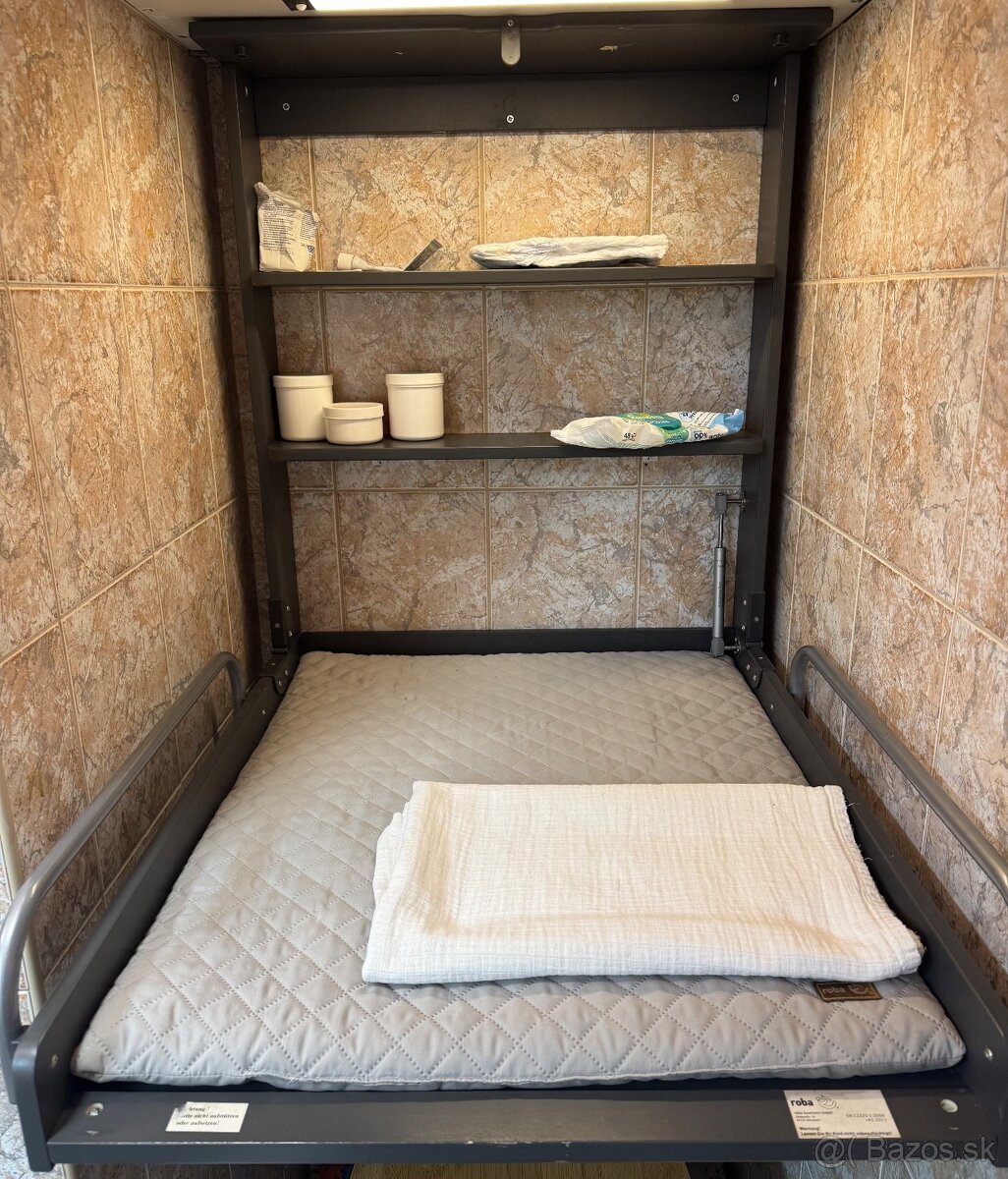 Závesný prebaľovací pult