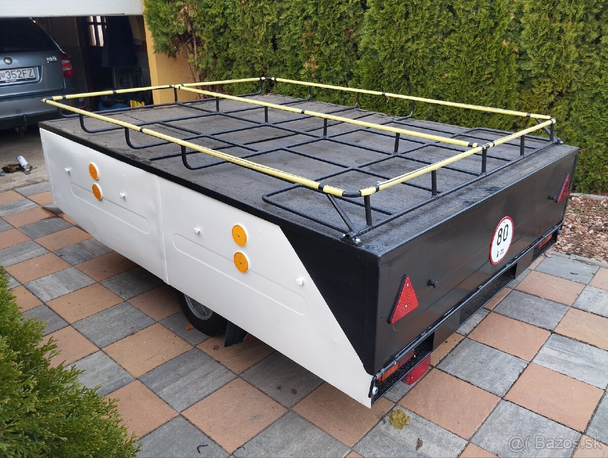 Stanový prívesný vozík.