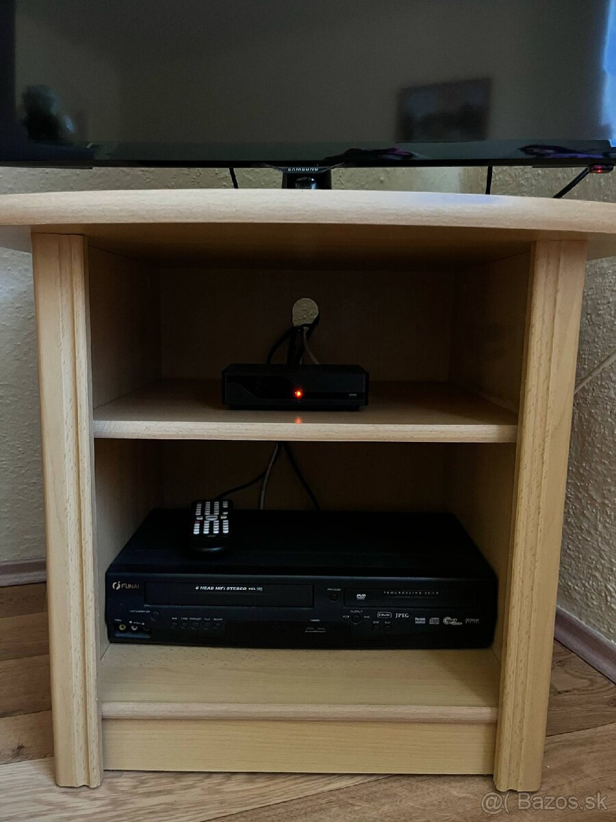Stolík pod televízor