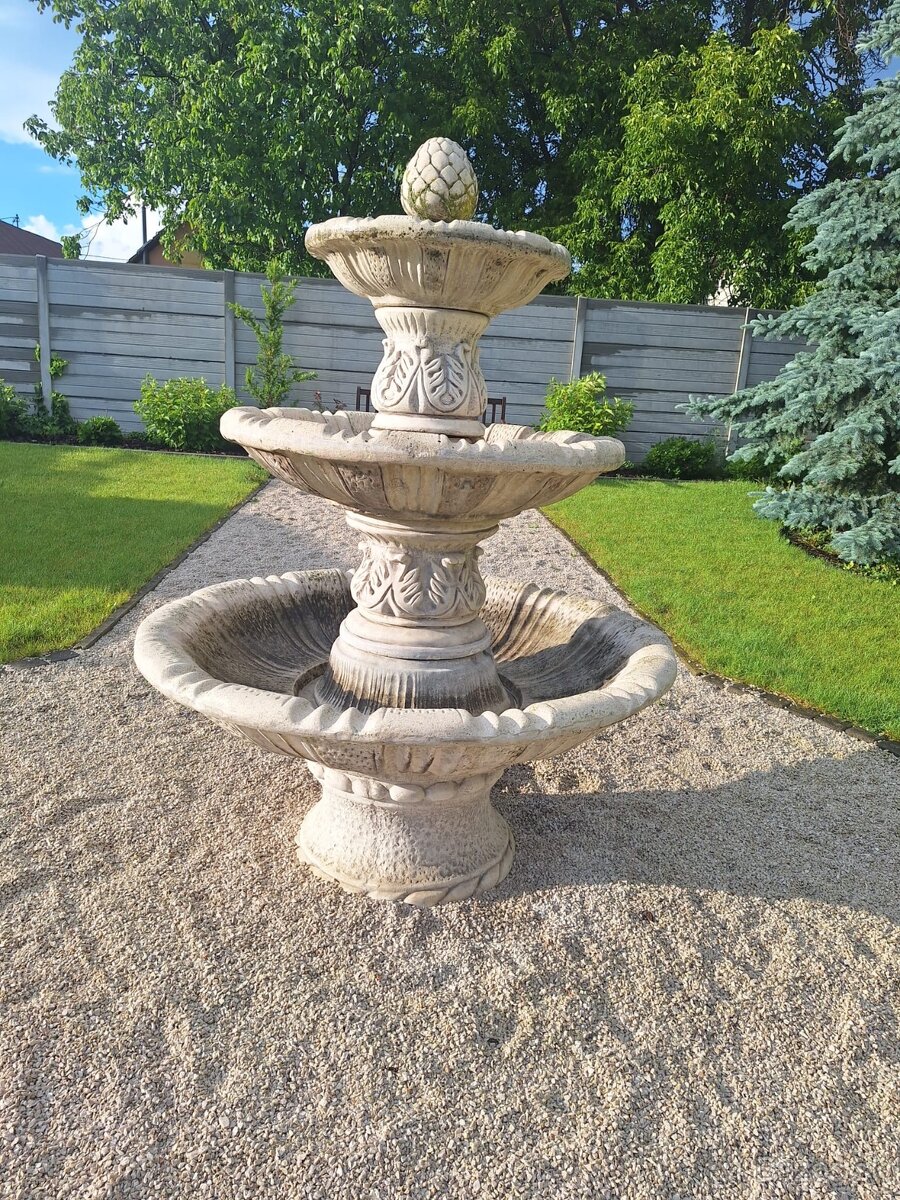 Zahradna betonova fontana