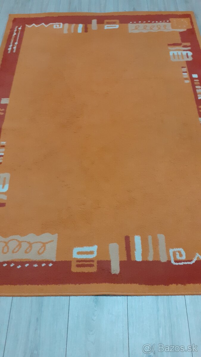 P: Oranžový koberec