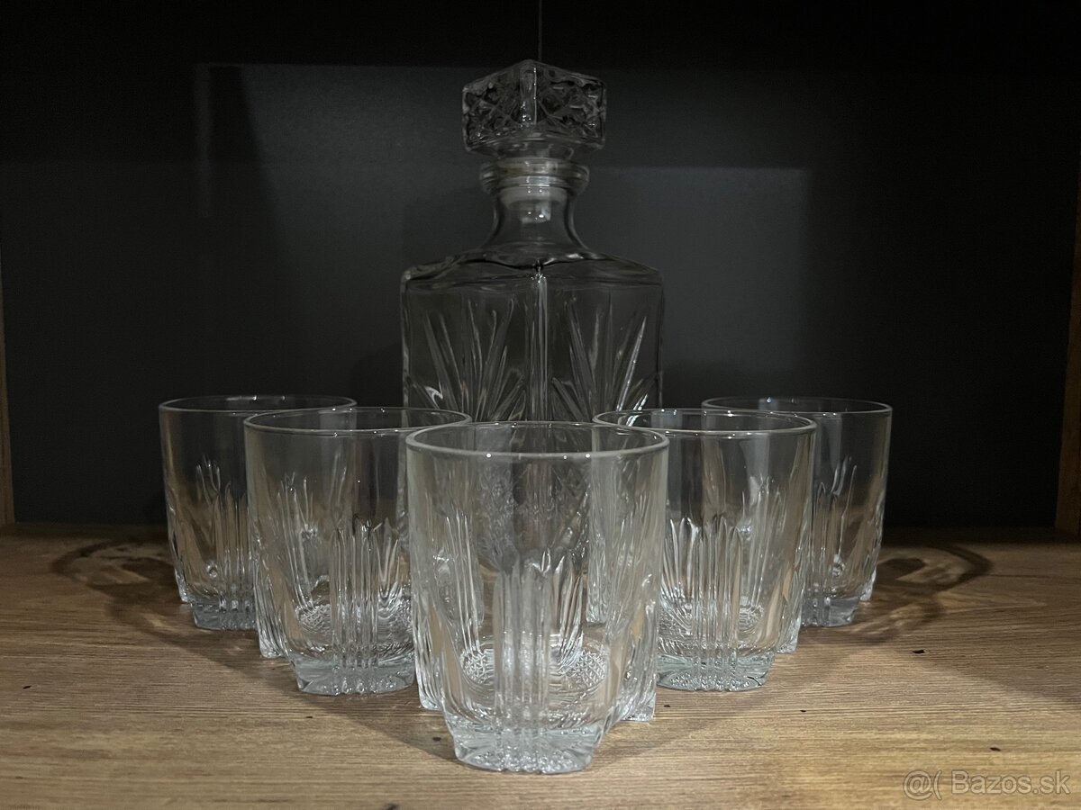 Karafa a poháriky na Whisky