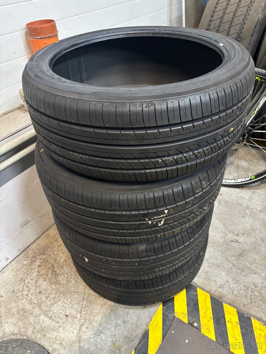 Yokohama Advan DB V552 93W 225/40R19