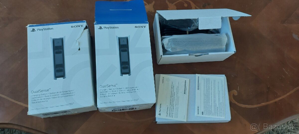 Príslušenstvo PS5: dualsense ovládač a Sony charging station