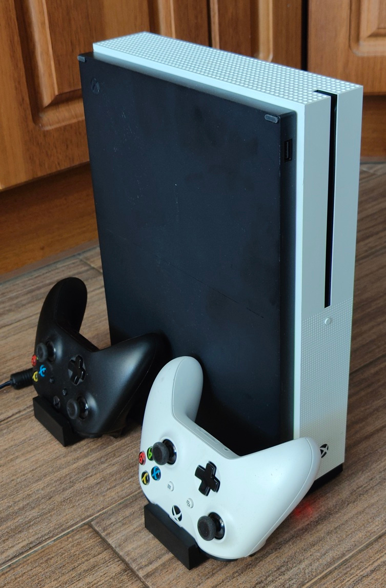 Xbox One S - 2 ovladace, nabijaci stojan a 2 hry