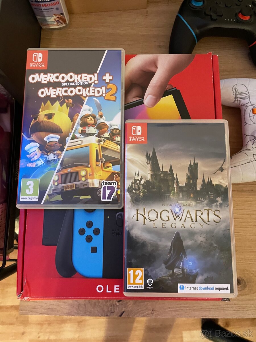 Nintendo Switch OLED - TOP stav + 2 ovládače + 2 hry