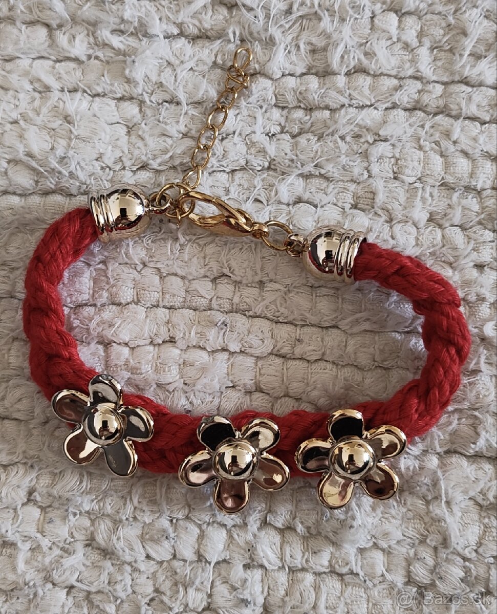 Červený náramok s kvietkami