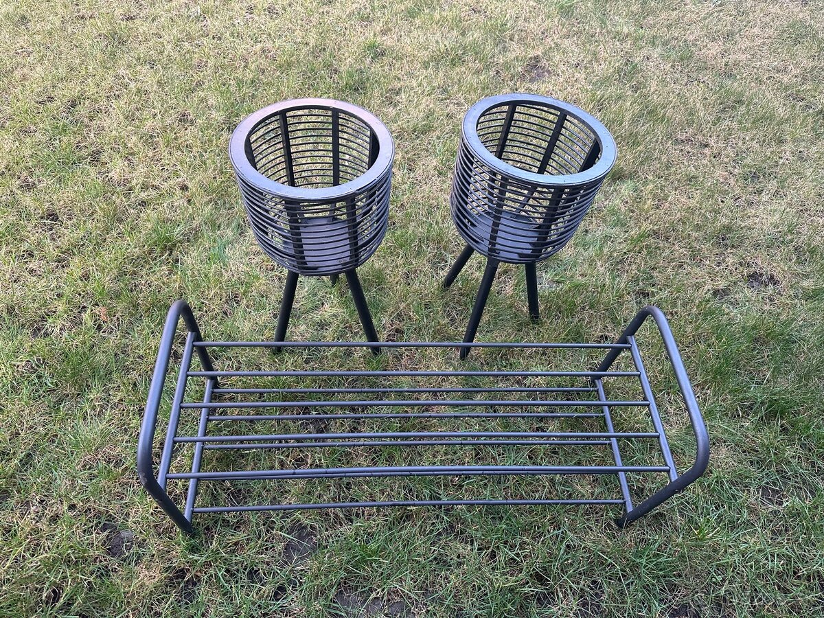 Botnik a 2 stojany na kvety