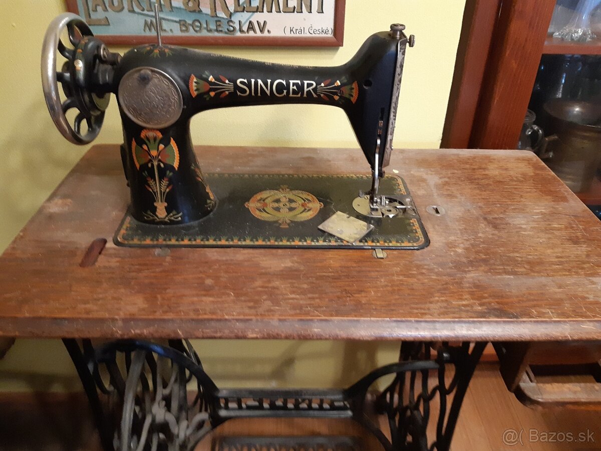 Starožitný šijací stroj Singer
