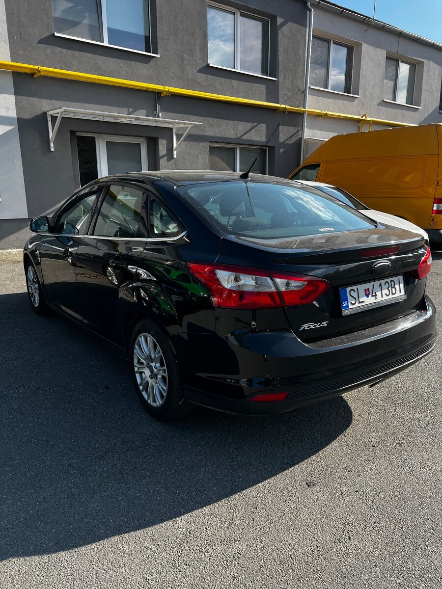 FORD FOCUS SEDAN