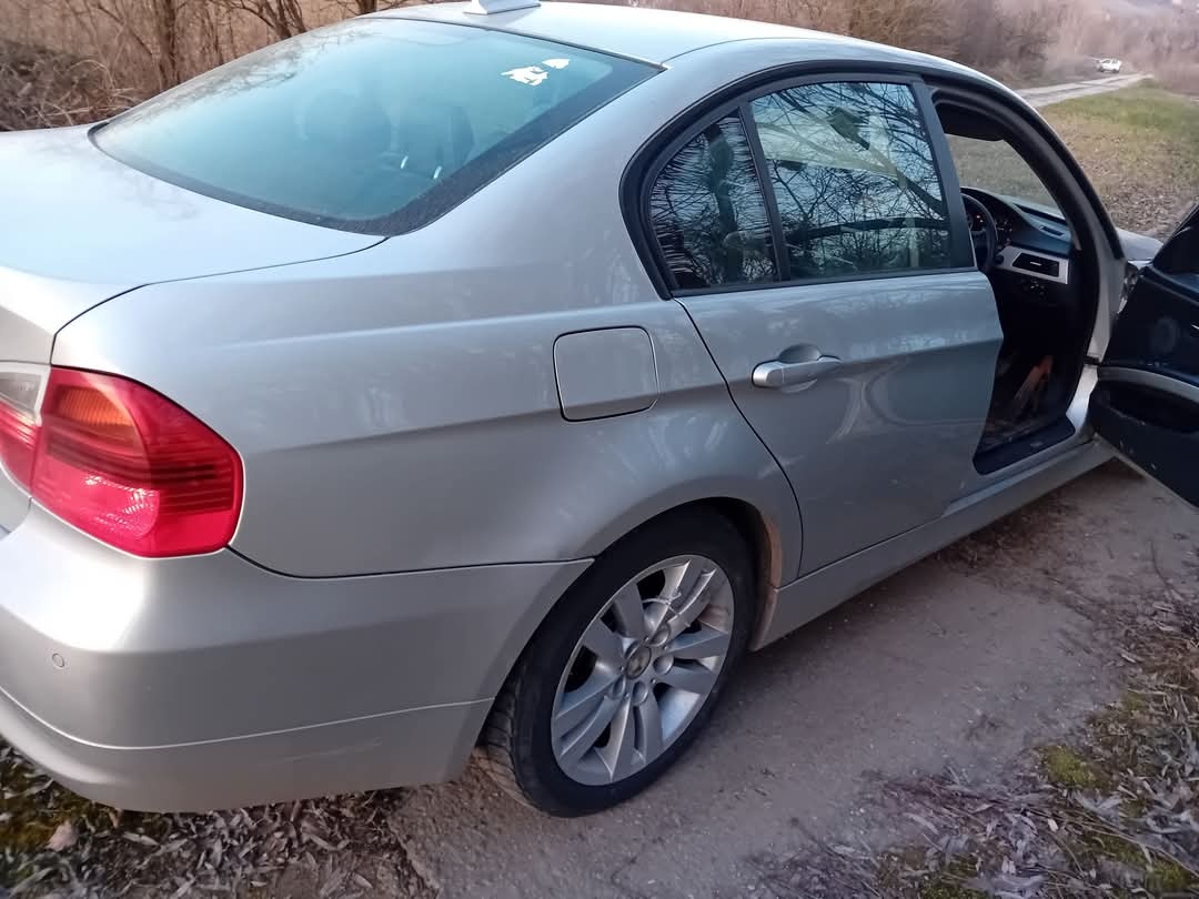 Rozpredam bmw e90 320d na diely
