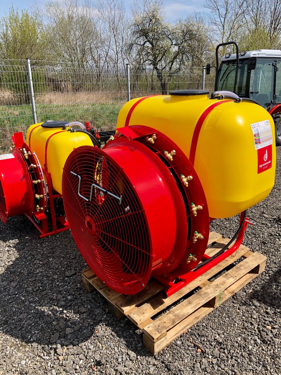 Nesený rosič AGP 330 litrů za traktor, malotraktor