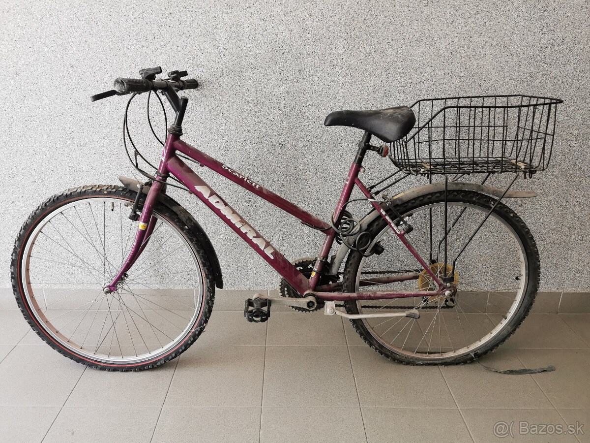 Stary bicykel bordovy
