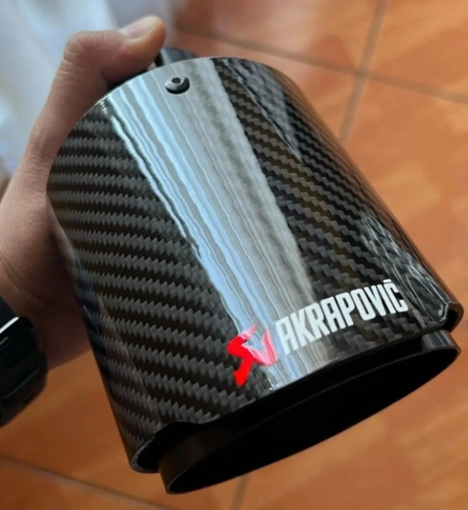 2x univerzálna koncovka výfuku Logo: Akrapovič dizajn Carbon
