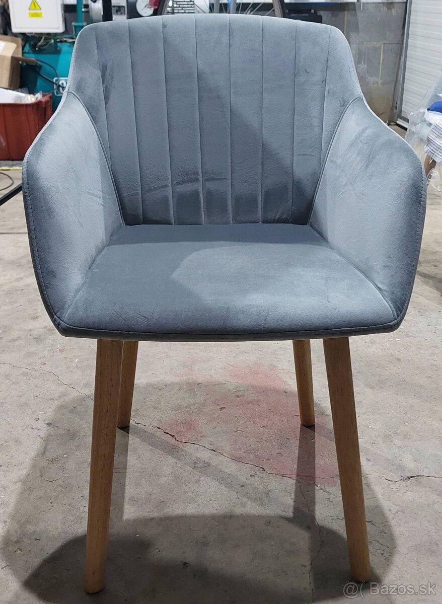 Jedálenské stoličky sivé