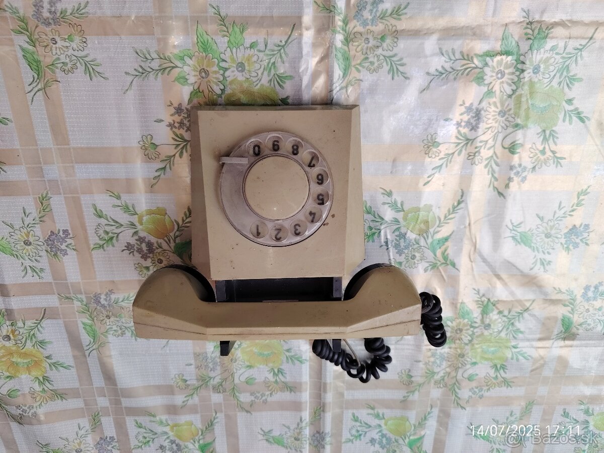 retro telefón Tesla