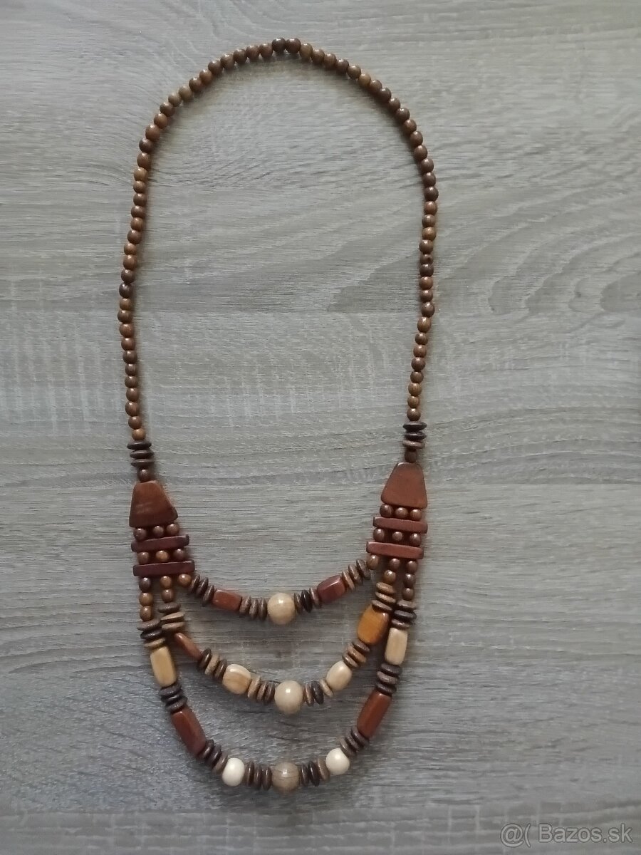 Drevené hand - made náhrdelníky.