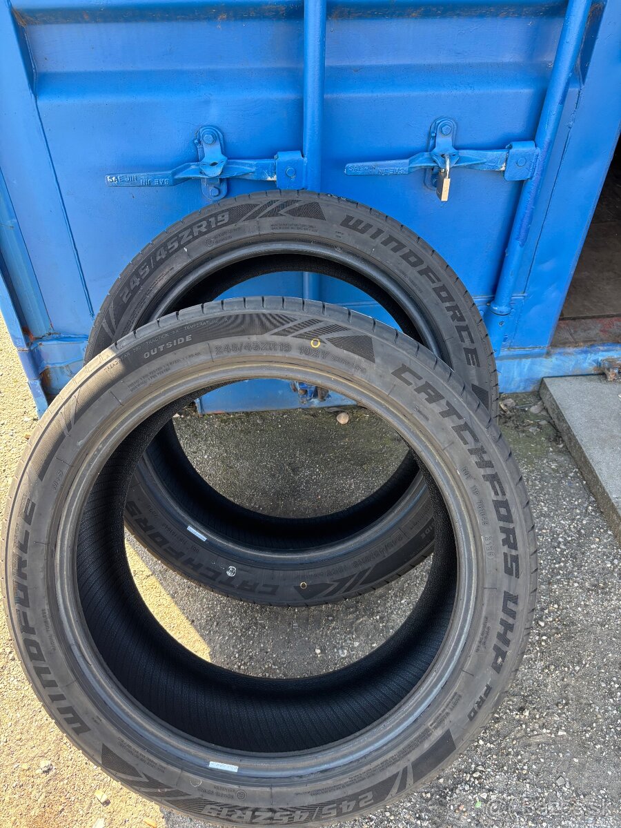 245/45R19