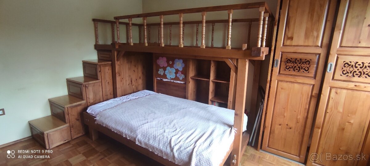 Poschodová posteľ so schodiskom