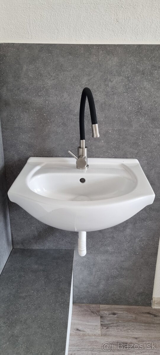 Umyvadla 50 cm s ohybnou bateriou a klik vpustom