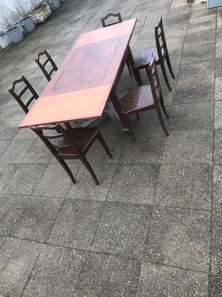 Jedálenský stôl a stoličky