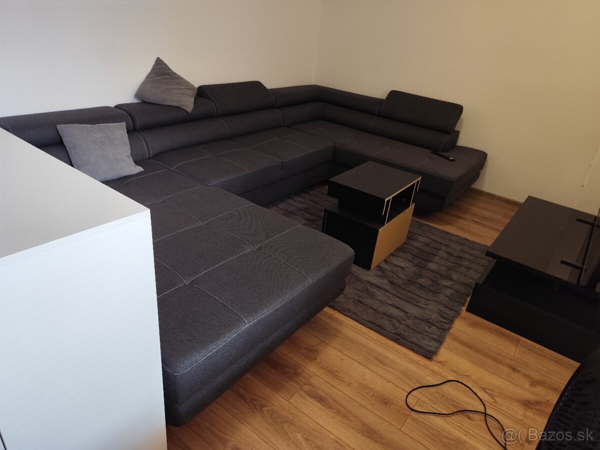 Sedacia súprava v tvare U. s úložným priestorom.