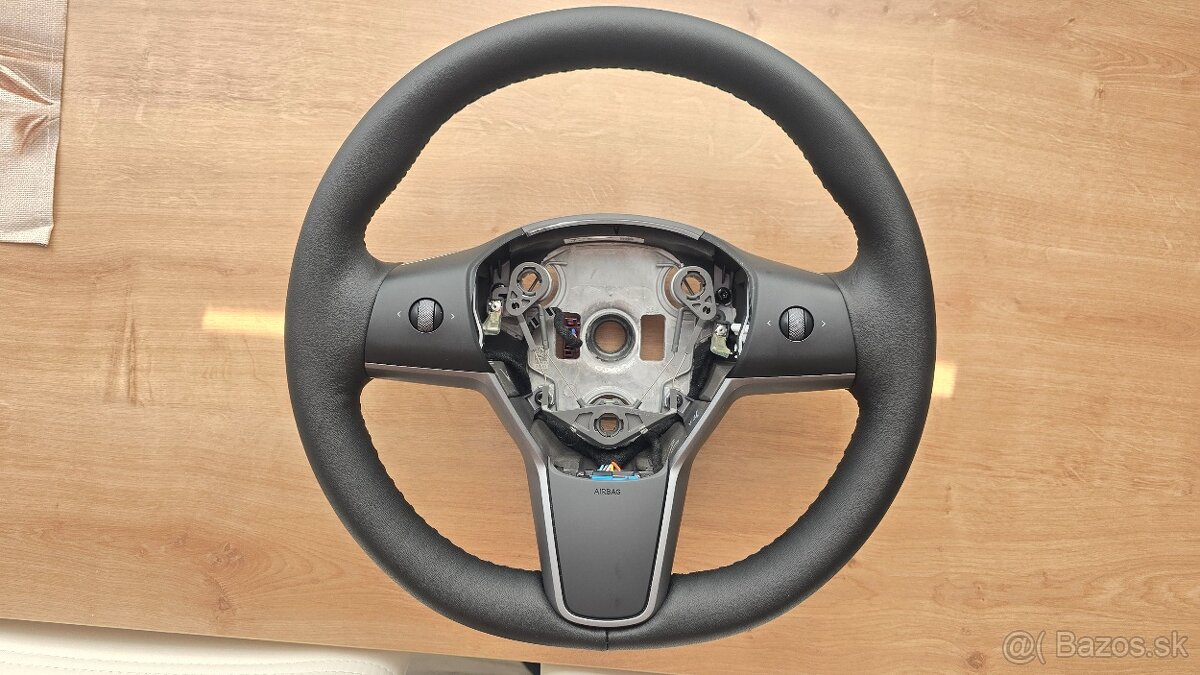 volant TESLA model 3 , Tesla Y vyhrievany