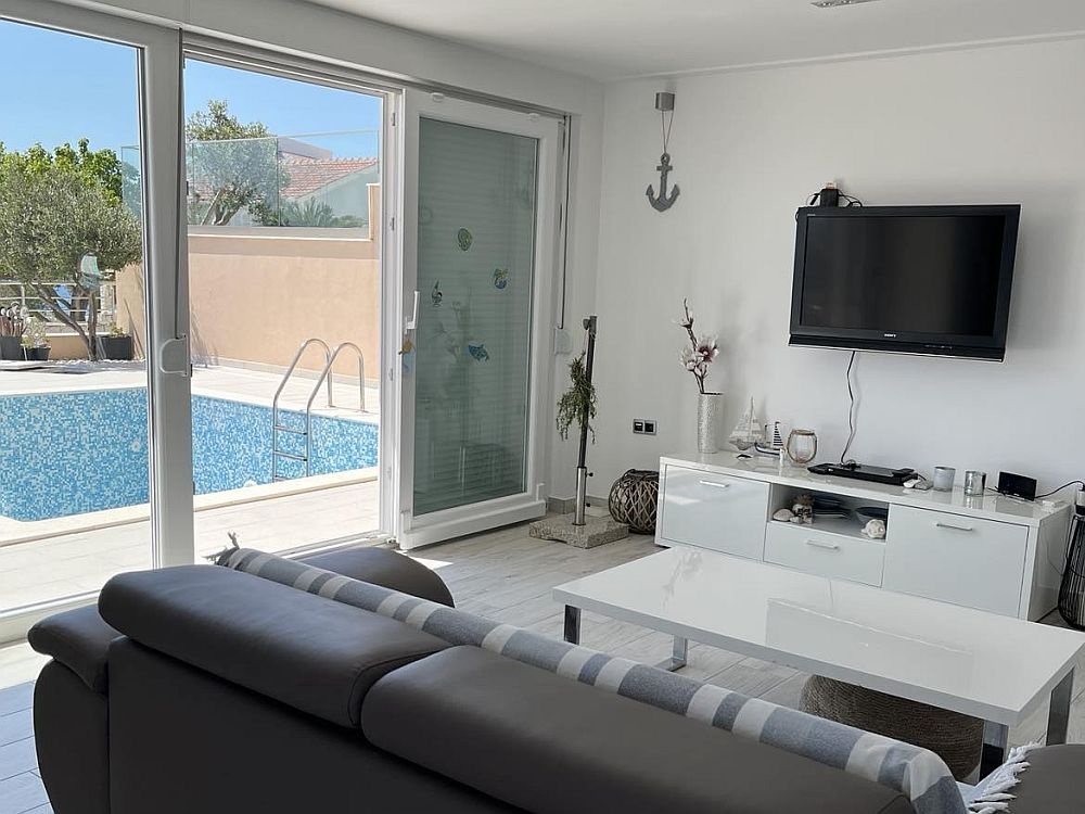 Vila s bazénom len 50 metrov od mora, pri Trogire Chorvátsko