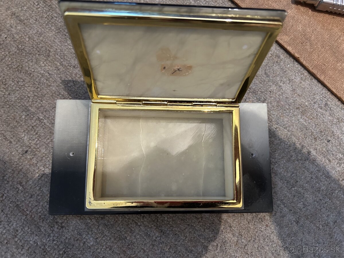 vintage retro krabicka s podstavcom