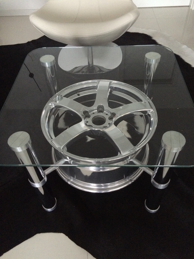 sklenený konferenčný stolík