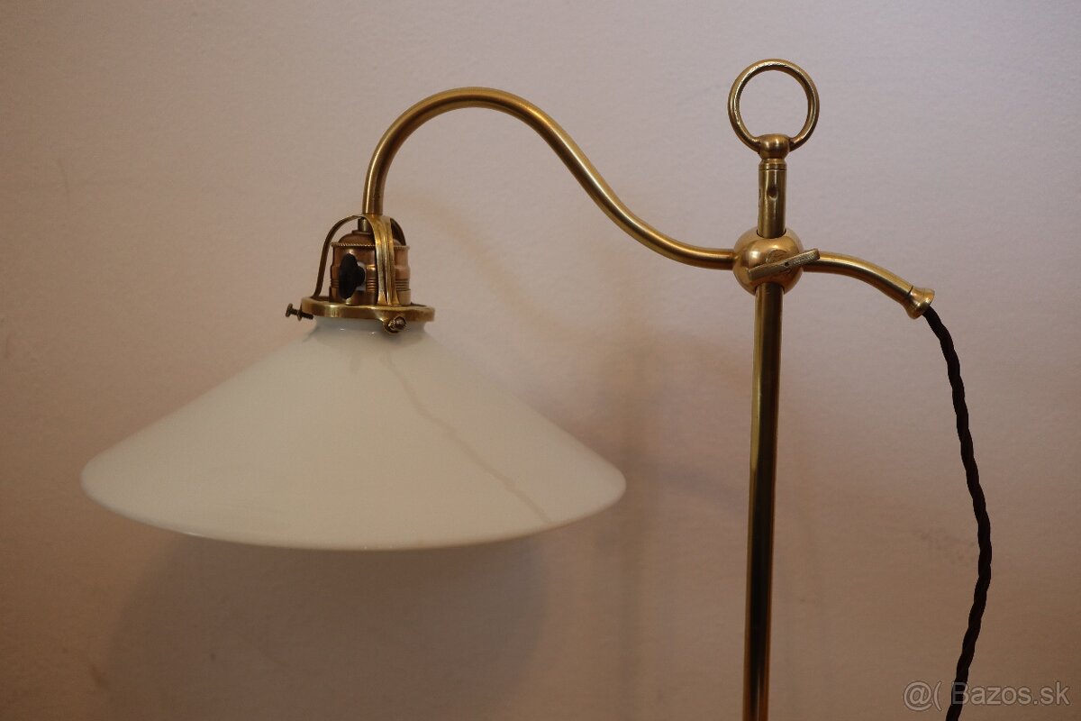 Starožitná mosadzná lampa.