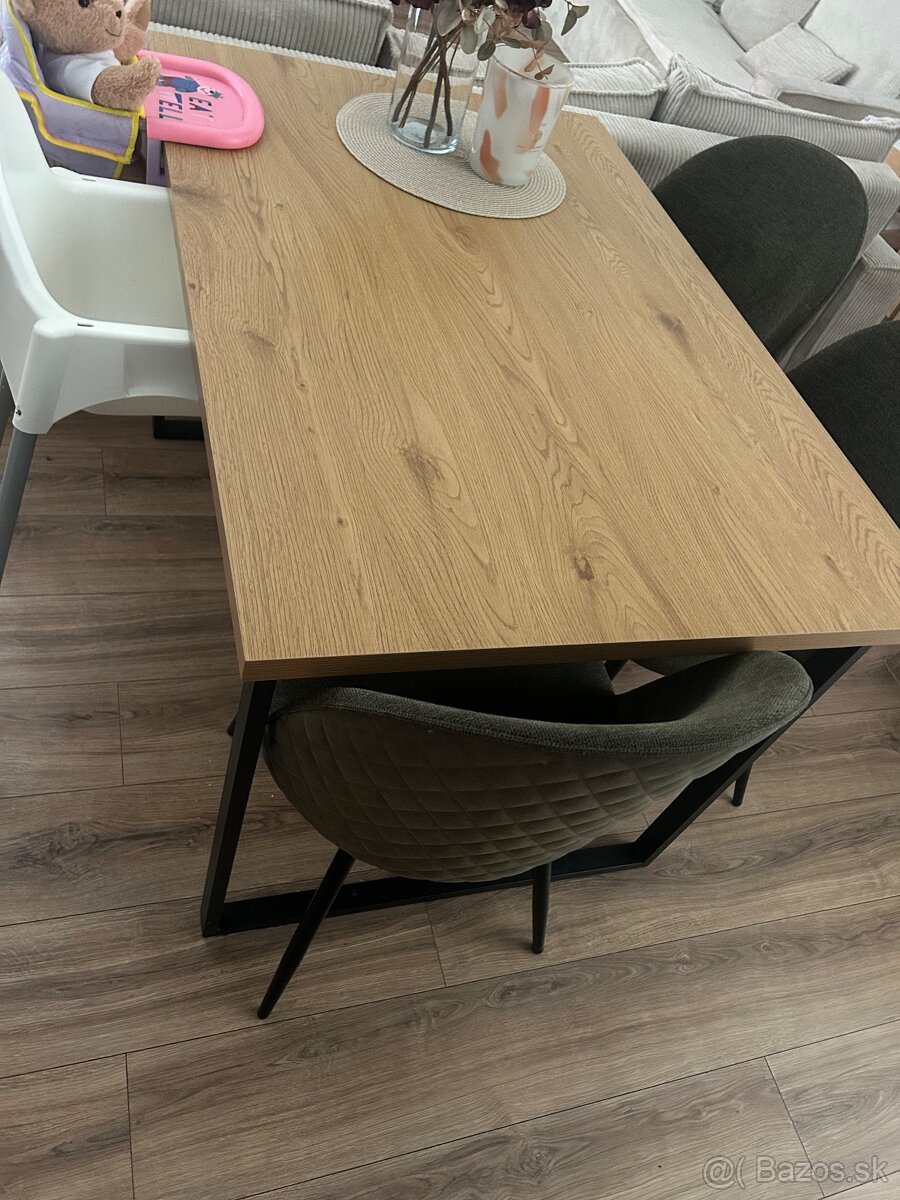 Stôl a stoličky