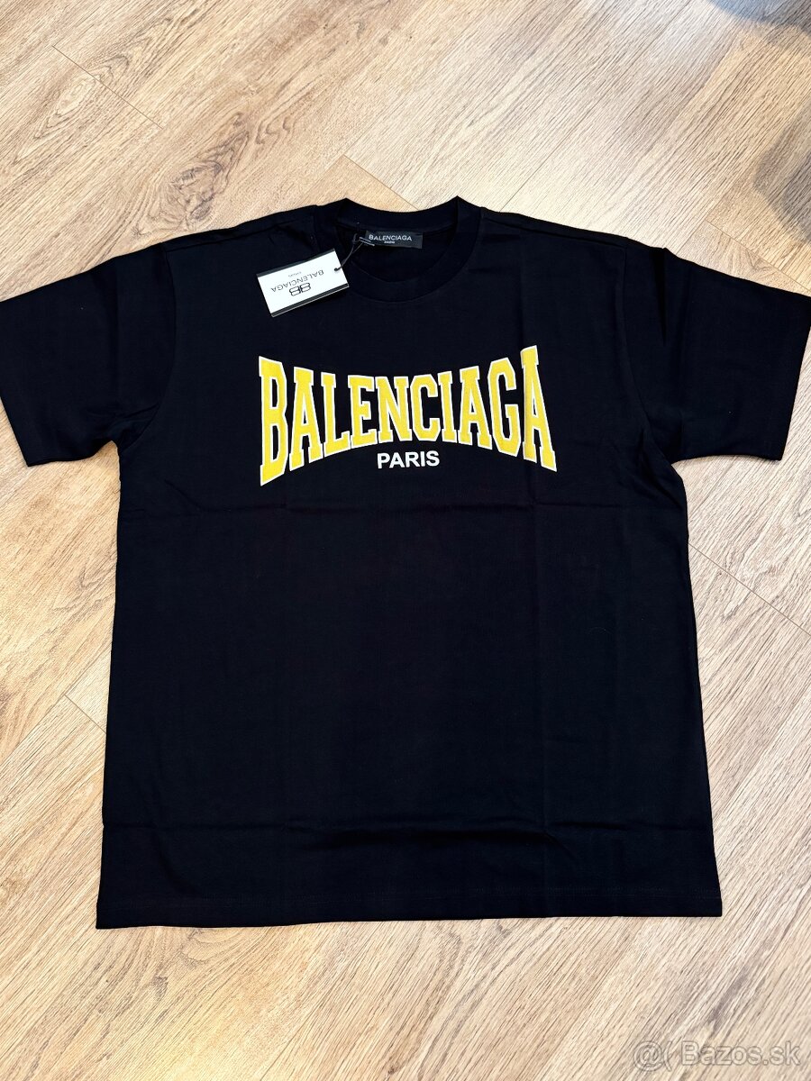 Balenciaga tricko.