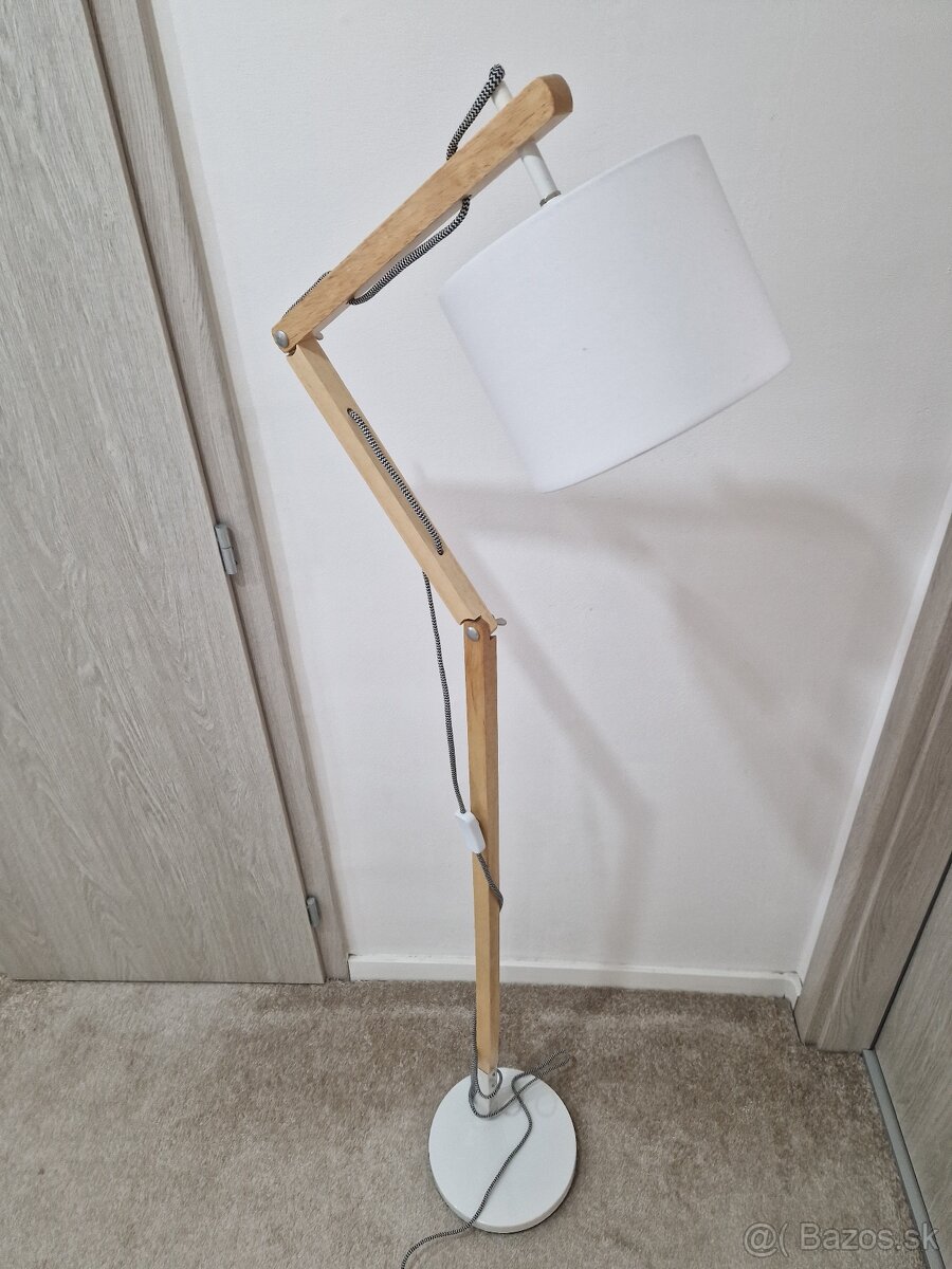 Stojacia lampa