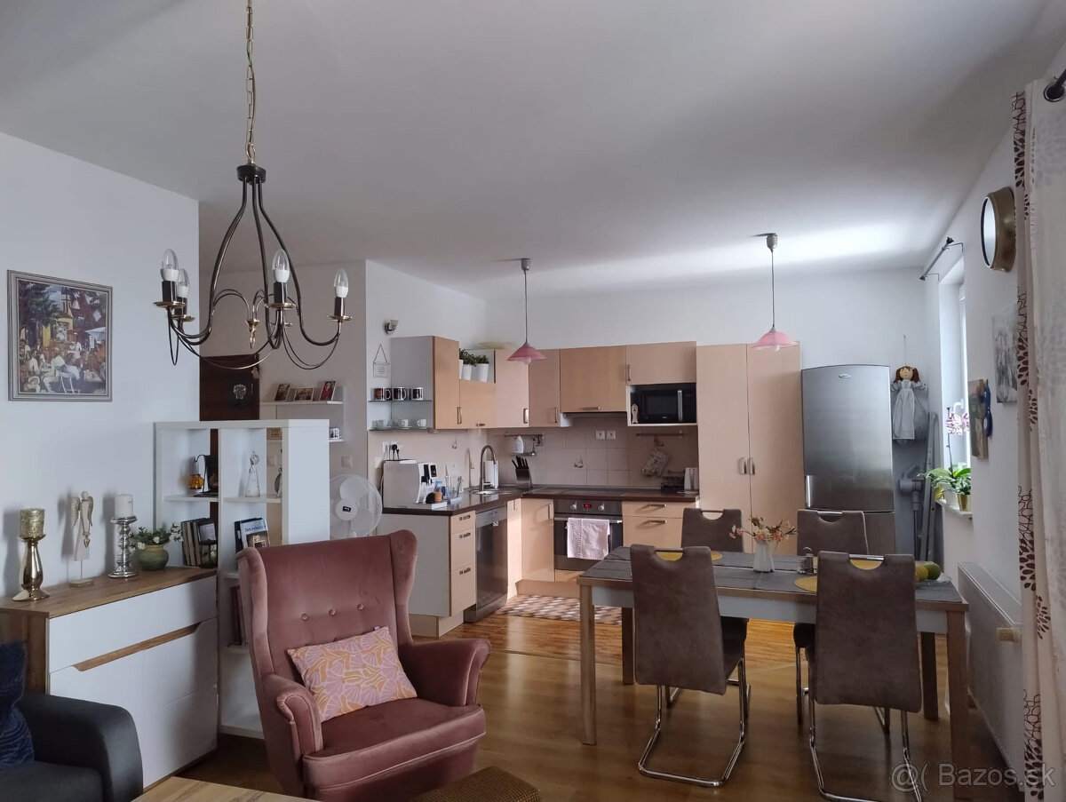 SENEC – NA PREDAJ moderný 2 izbový byt s loggiou bez investí