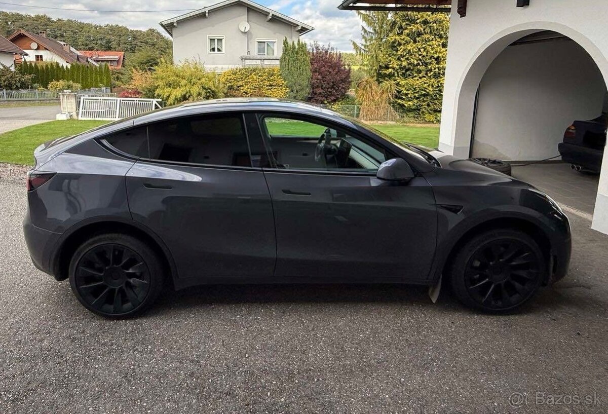 Tesla model Y A Long Range AWD