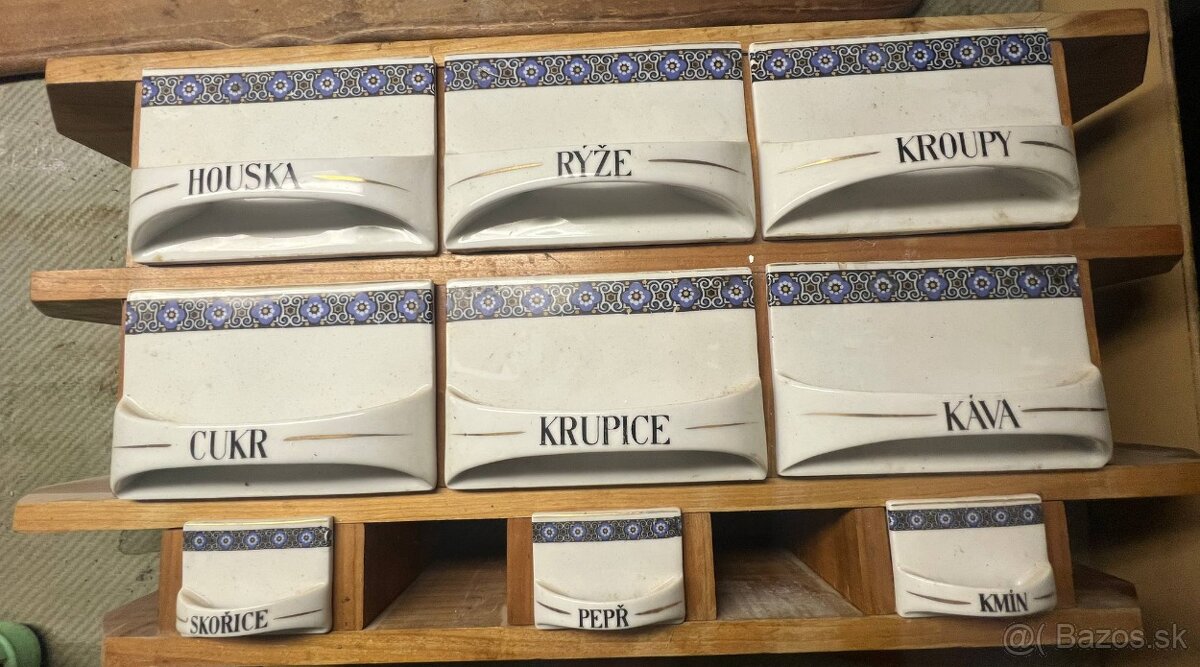 Keramické starožitné nádoby na potraviny