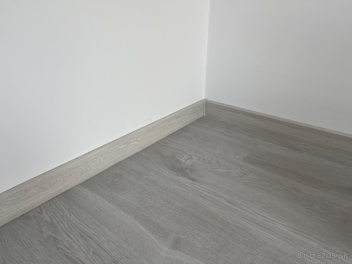Laminatová podlaha a lišty