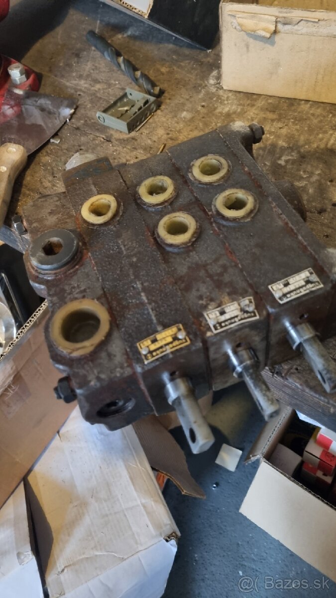 Trojsekčný hydraulický rozdeľovač