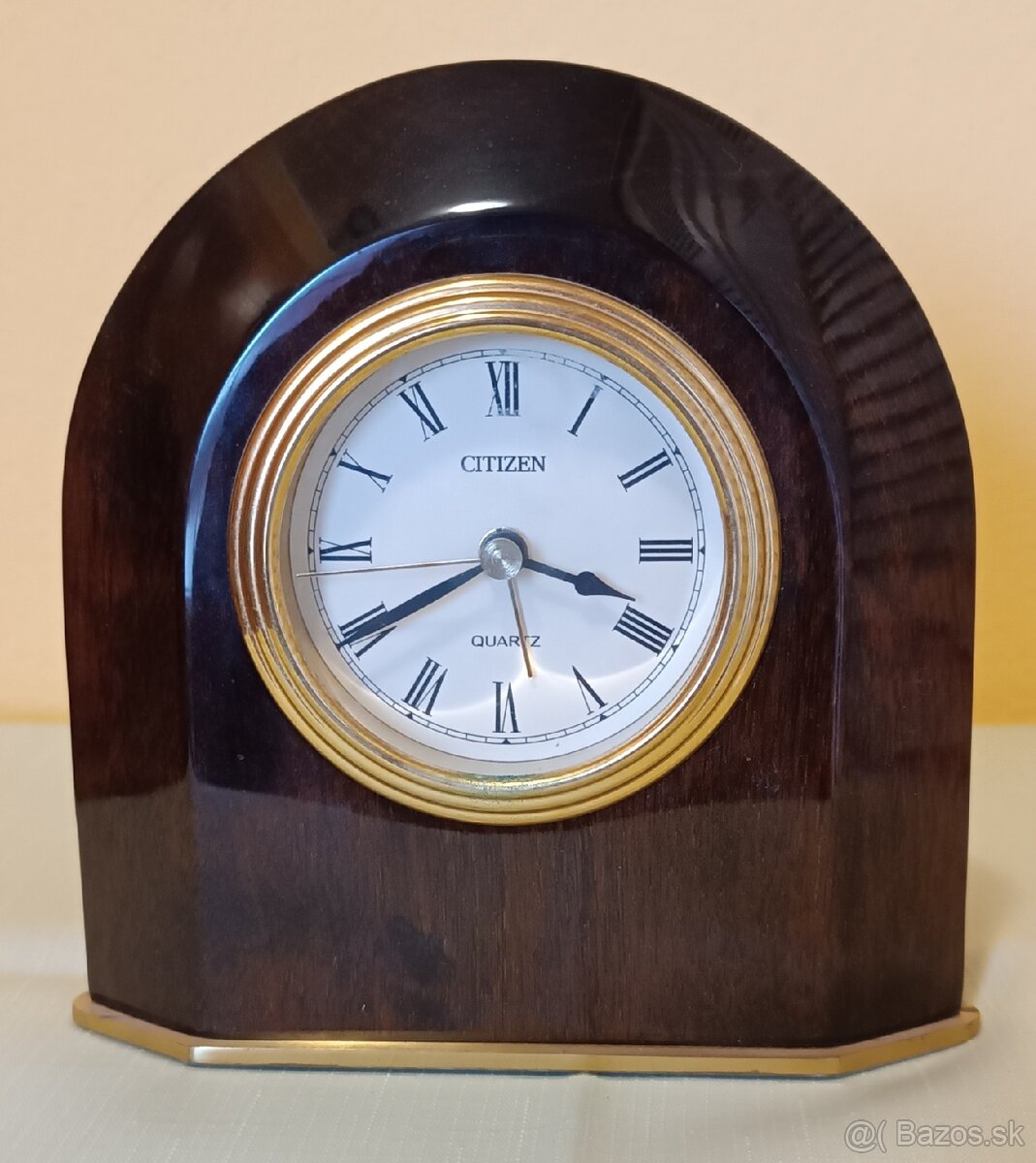 Stolové hodiny Citizen z lesteného dreva