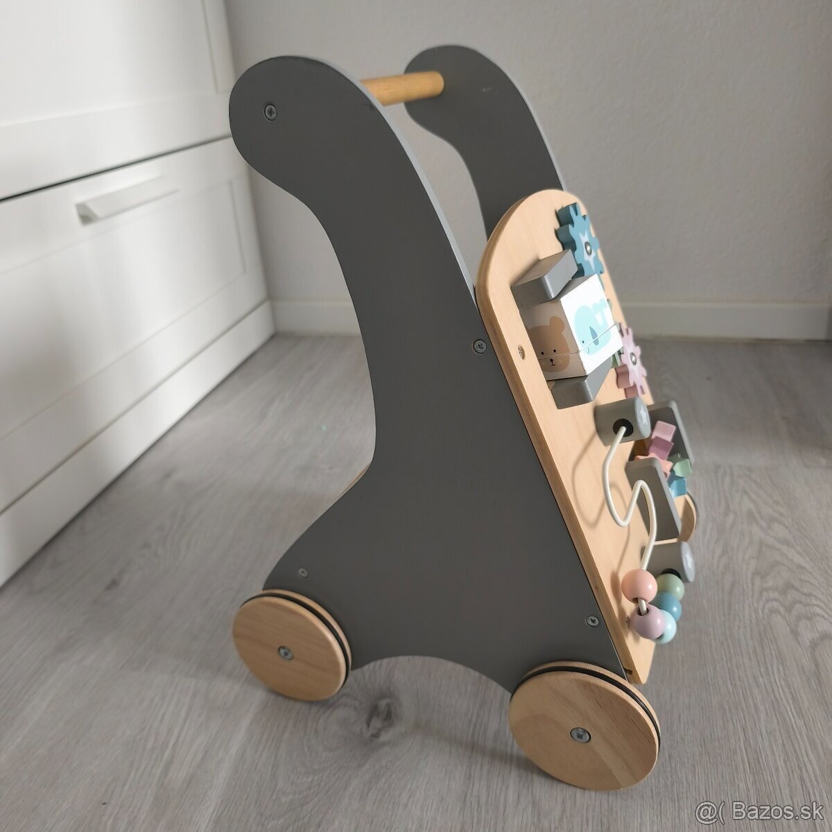 Drevené chodítko s aktivitami Jabadabado