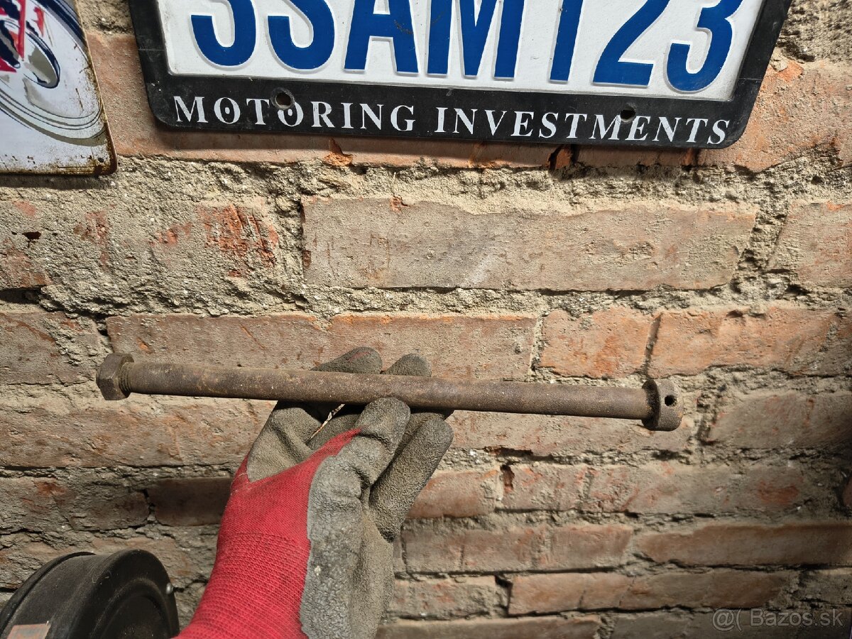 Zadná išla ČZ 150c Jawa perák