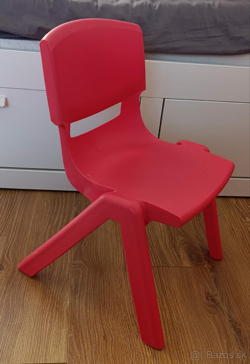 Červena detska stolicka