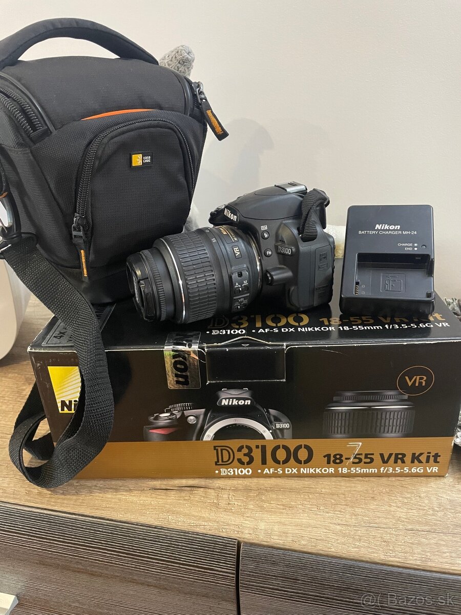 Nikon 3100 D s objektívom a taškou
