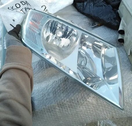 Predni svetlo Skoda Octavia 2 II prave pravy