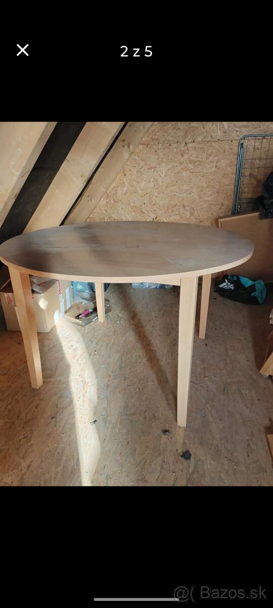 Kuchynský stôl a stoličky.