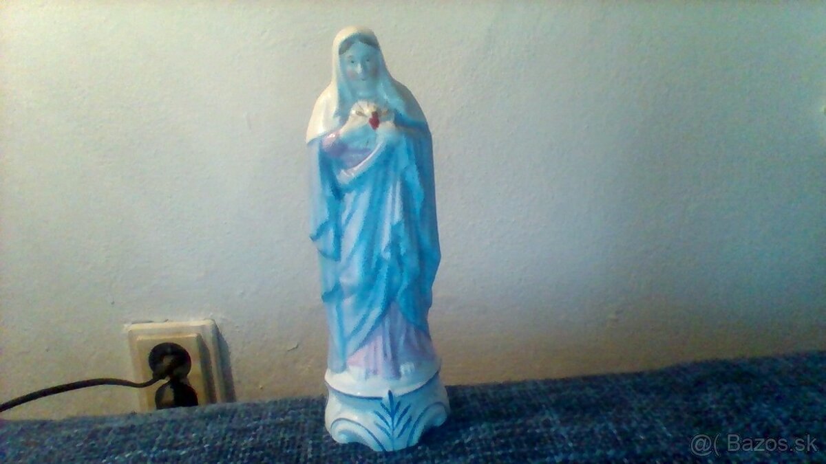 stará porcelánová soška Panny Márie...